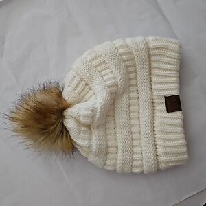 CC Pom Beanie w Faux Fur Pom Hat